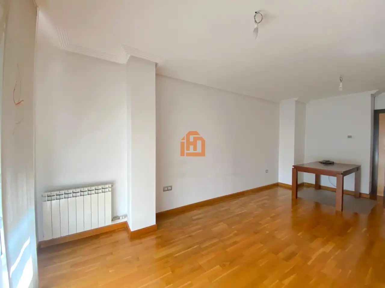 Außenansicht von Wohnungen zur Miete in León Capital  mit Heizung, Parkett und Terrasse