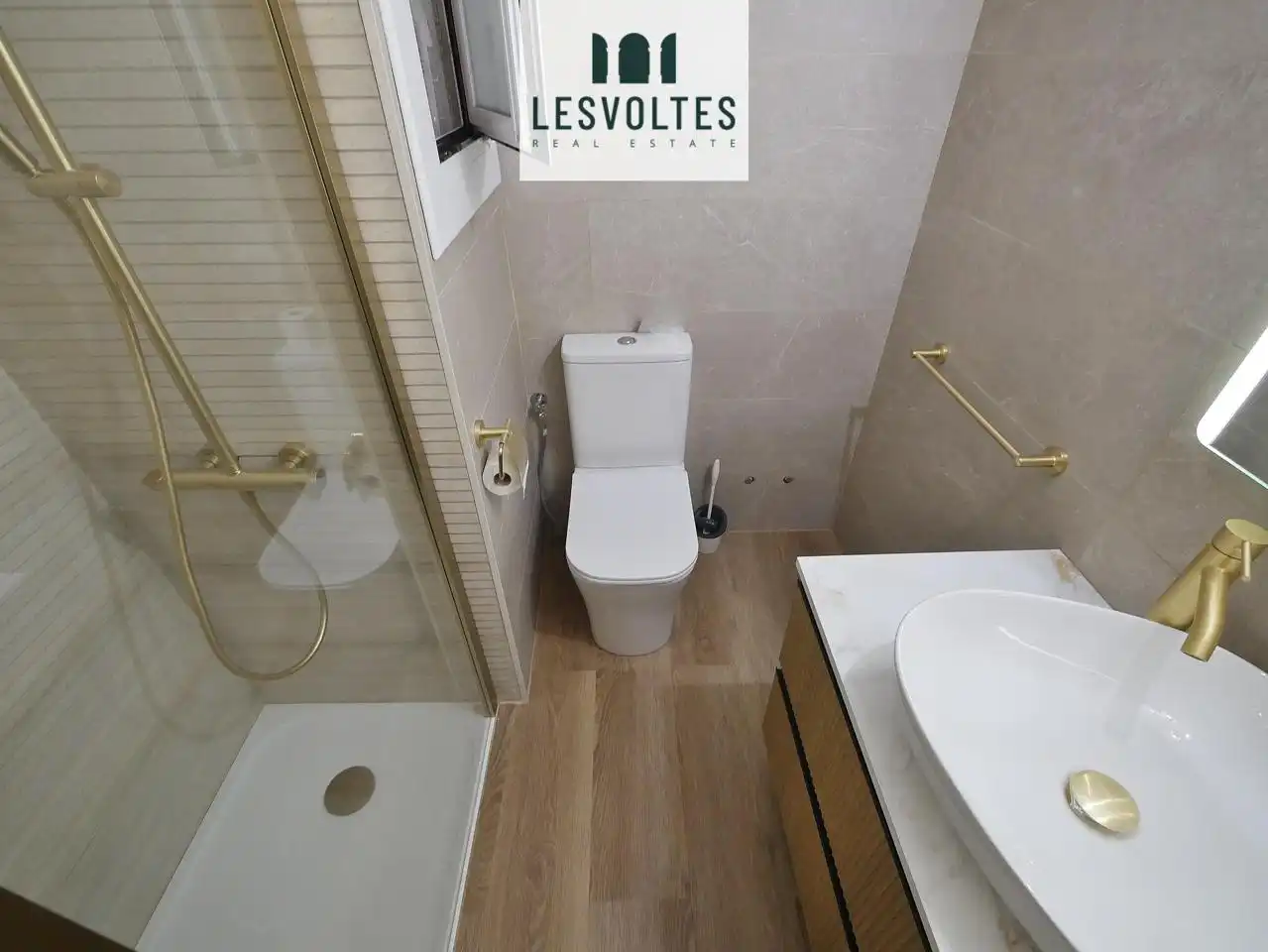 Badezimmer von Wohnung zum Verkauf in Palafrugell mit Heizung, Parkett und Balkon