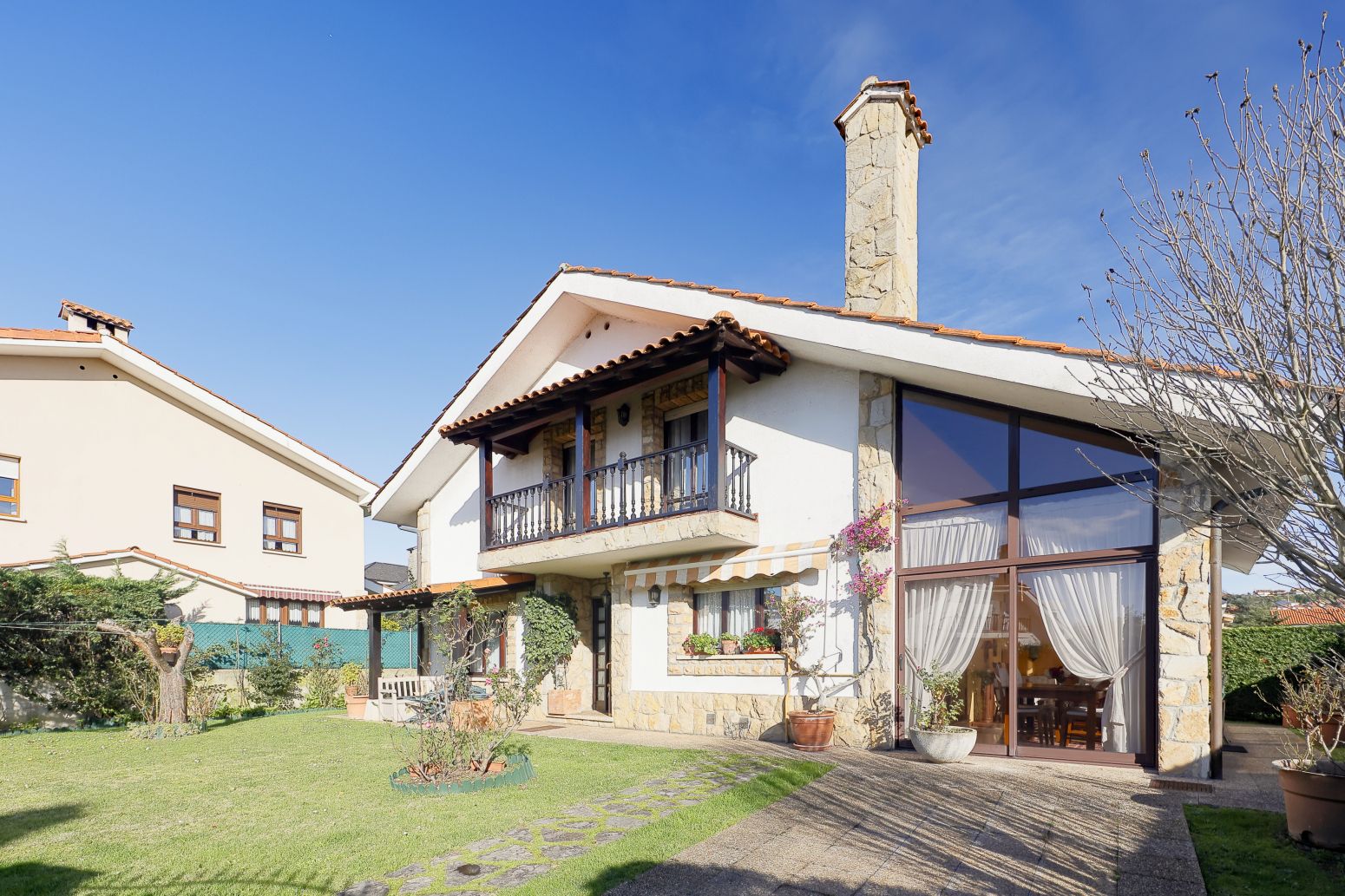Vista exterior de Casa o xalet en venda en Gijón  amb Calefacció, Jardí privat i Parquet