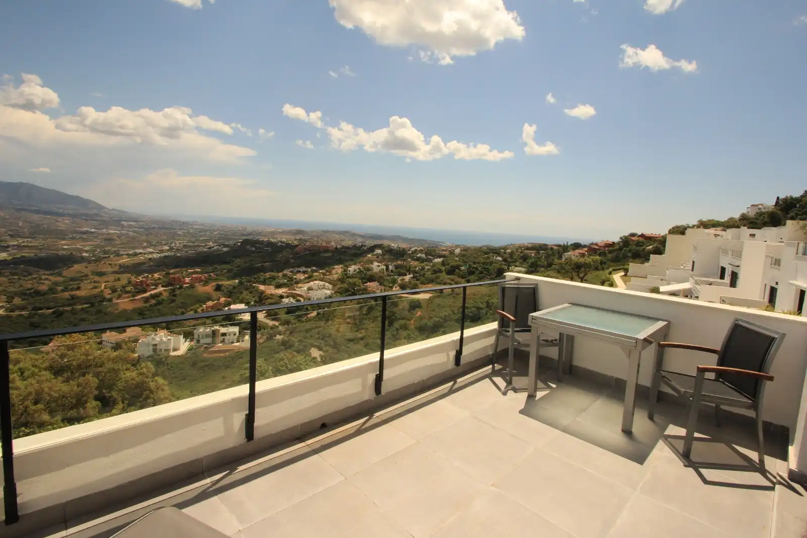 Terrasse von Einfamilien-Reihenhaus zur Miete in Marbella mit Klimaanlage, Terrasse und Schwimmbad