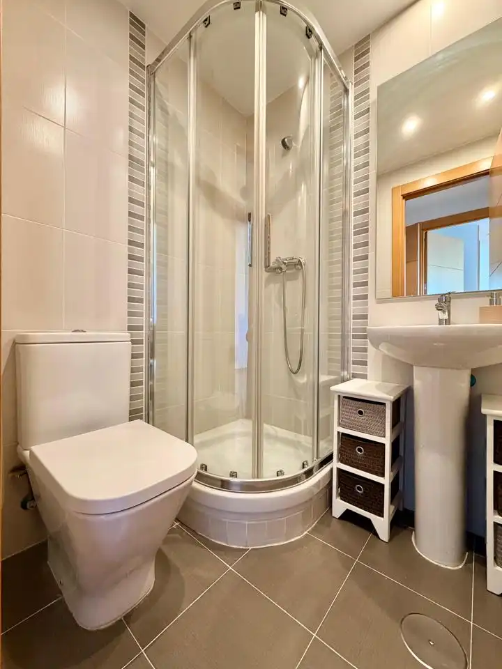 Baño de Piso en venta en Madrid con Aire acondicionado, Calefacción y Jardín privado
