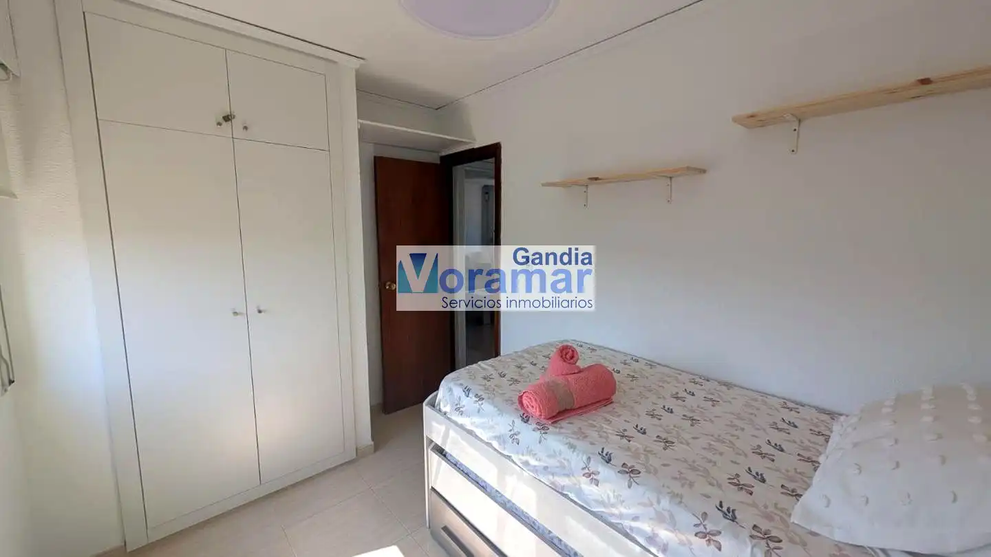 Habitación de Apartamento de alquiler en Gandia con Aire acondicionado y Amueblado
