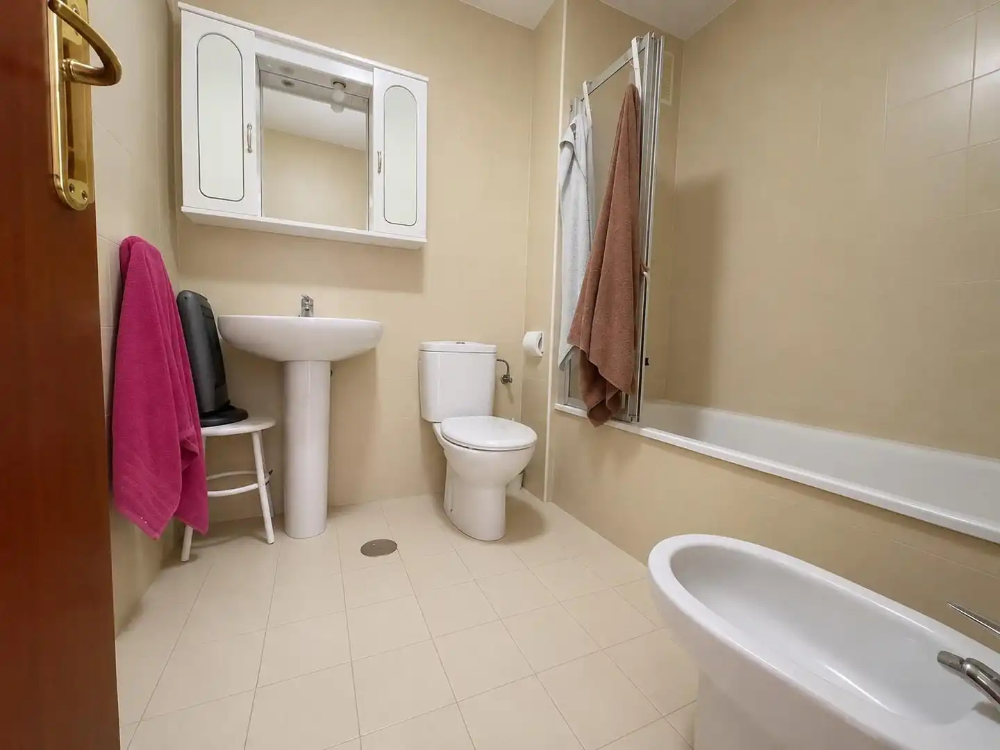Badezimmer von Wohnung zum Verkauf in Castro-Urdiales mit Heizung und Abstellraum
