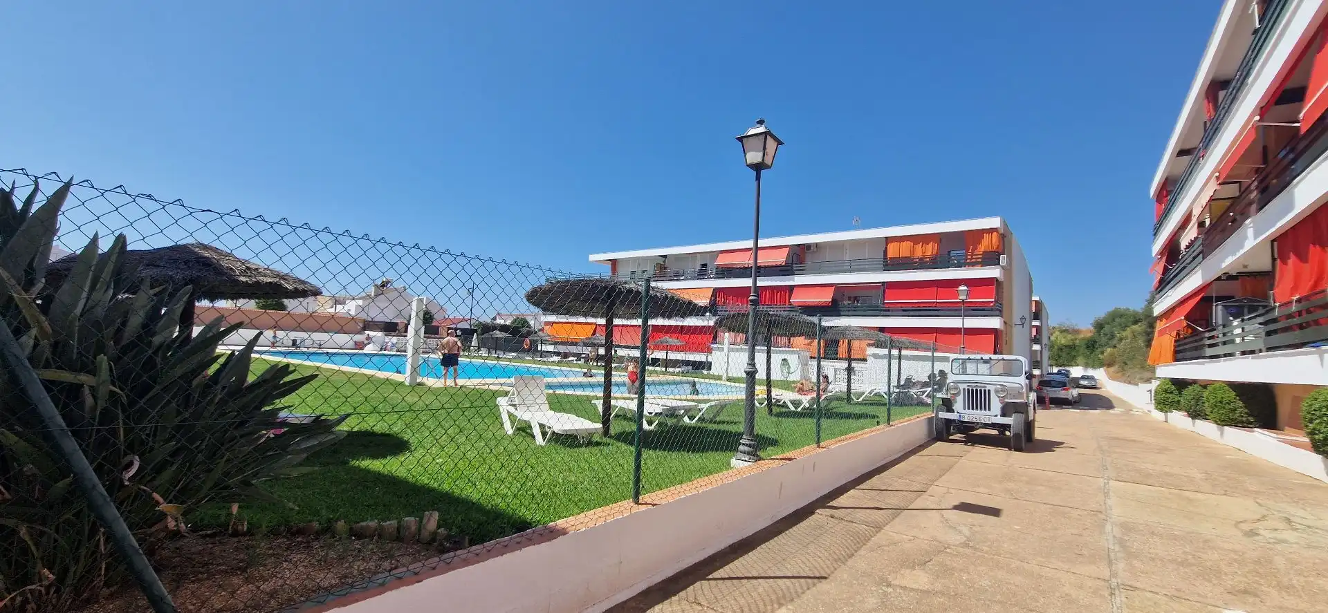 Schwimmbecken von Wohnung zur Miete in El Rompido mit Klimaanlage, Terrasse und Gemeinschaftspool