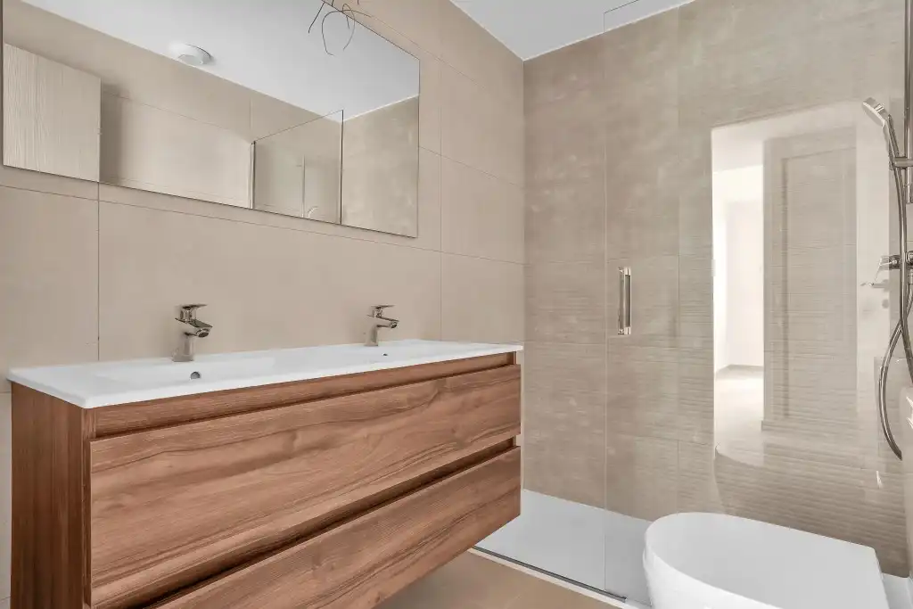 Bany de Apartament en venda en Manilva amb Aire condicionat, Jardí privat i Terrassa