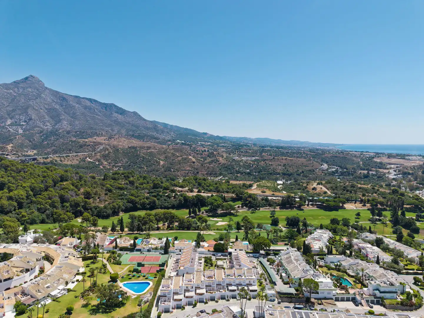Vista exterior de Casa adosada en venta en Marbella con Aire acondicionado, Terraza y Piscina