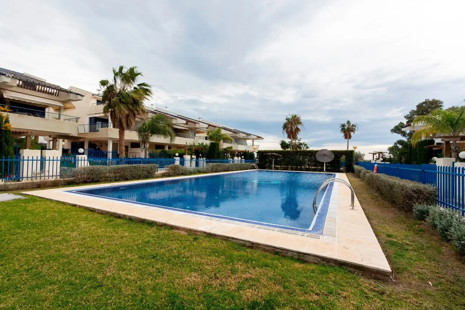 Piscina de Casa adosada en venda en Sagunto / Sagunt amb Aire condicionat, Calefacció i Terrassa