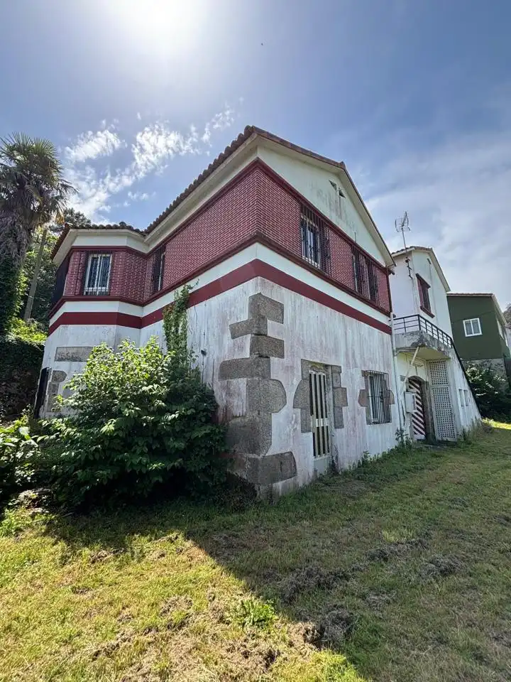 Vista exterior de Casa o xalet en venda en Betanzos amb Calefacció, Jardí privat i Terrassa