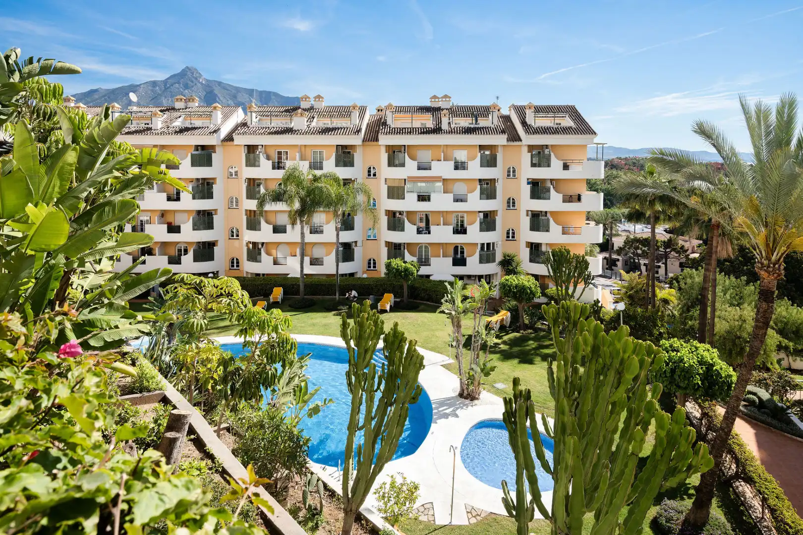 Außenansicht von Dachboden zum Verkauf in Marbella mit Klimaanlage, Terrasse und Abstellraum