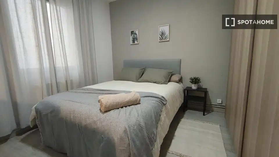 Bedroom of Flat for share in Madrid  with Air Conditioner, Terrace and Furnished