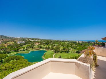 Penthouse with pool for sale in Río Real - Los Monteros