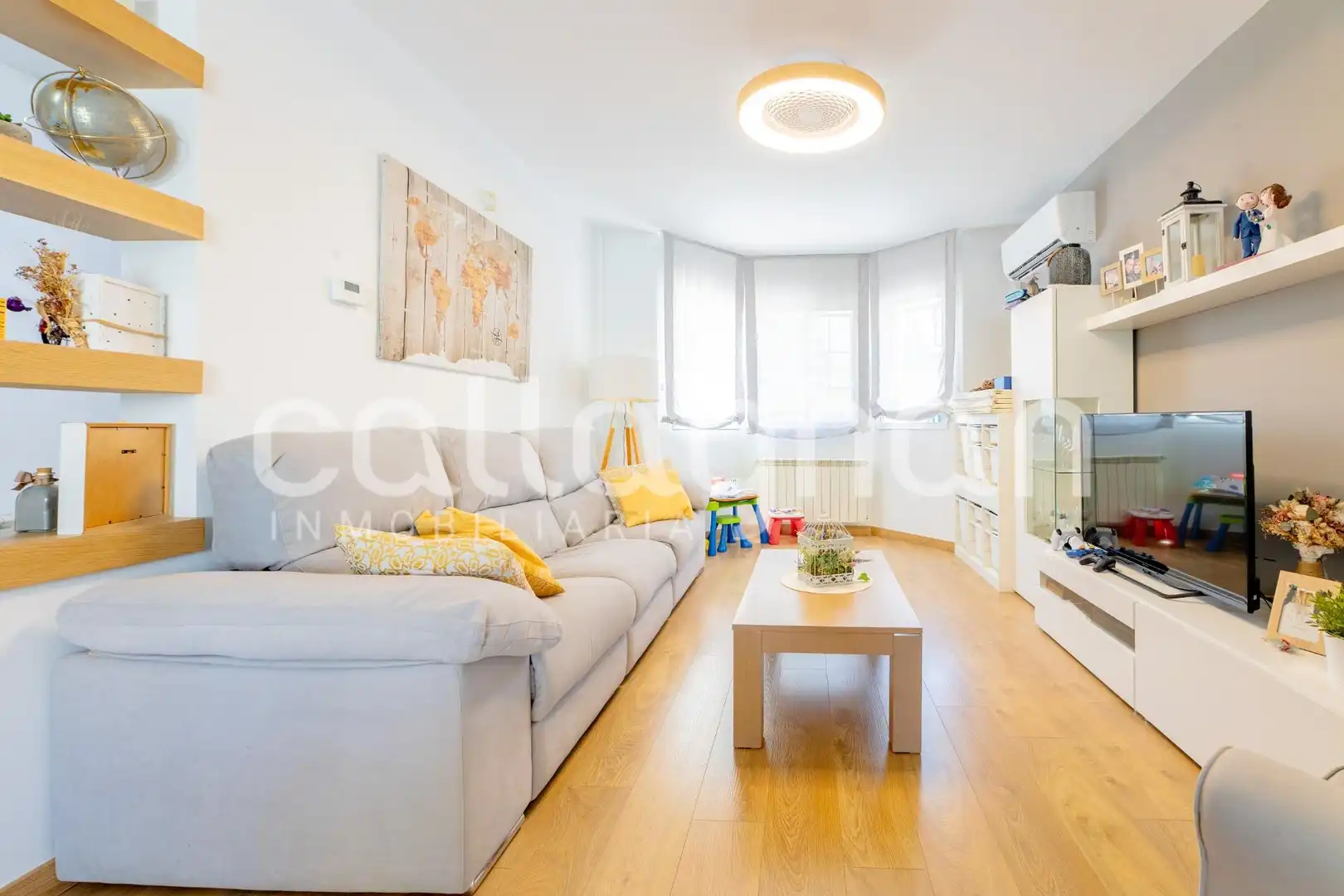 Sala d'estar de Casa adosada en venda en La Pobla de Vallbona amb Aire condicionat, Jardí privat i Terrassa