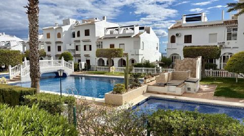 !CDATAAdosado en Bravo Hills Club Ciudad Quesada  3 Hab, Jardín, Piscina, Solárium Acristalado y Vistas al Mar
