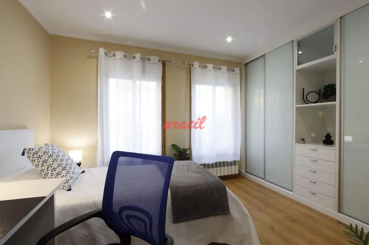 Habitación de Piso en venta en Ourense Capital  con Calefacción, Trastero y Amueblado