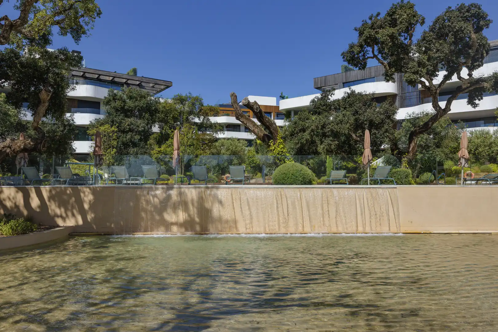 Schwimmbecken von Wohnungen zum Verkauf in Sotogrande mit Klimaanlage, Terrasse und Abstellraum