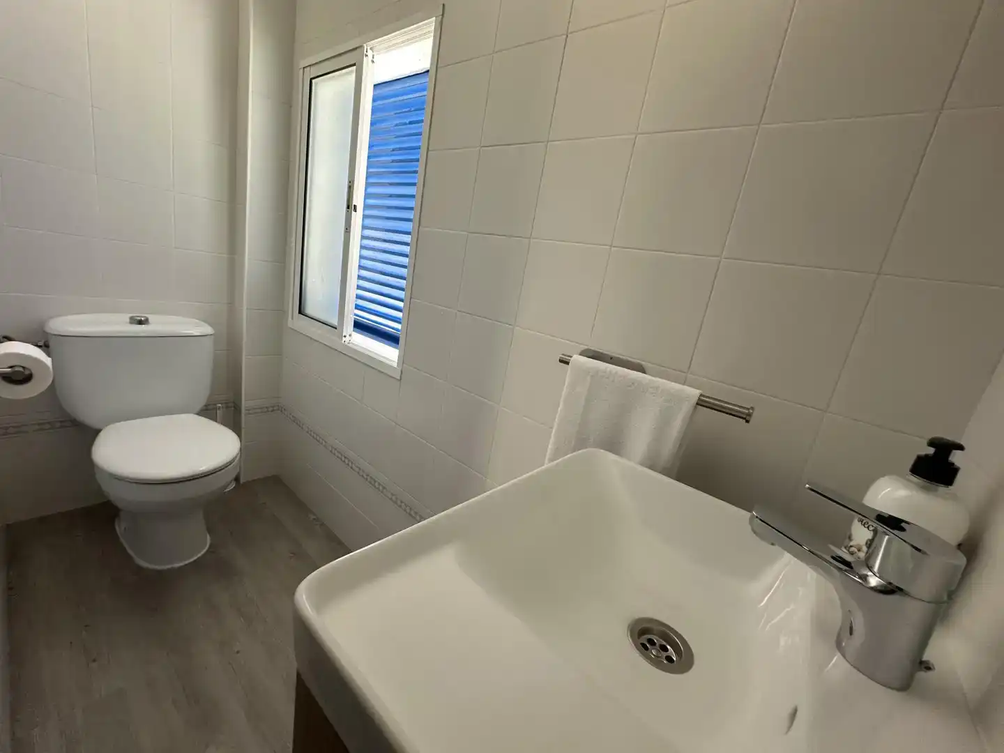 Badezimmer von Maisonette zur Miete in Chiclana de la Frontera mit Schwimmbad und Balkon