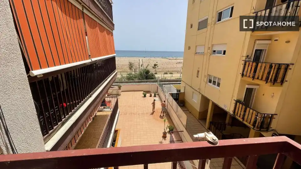 Terrassa de Pis per a compartir en Canet de Mar amb Aire condicionat, Calefacció i Moblat