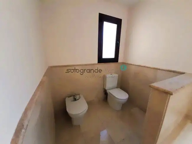 Bany de Apartament de lloguer en Sotogrande amb Aire condicionat, Calefacció i Terrassa