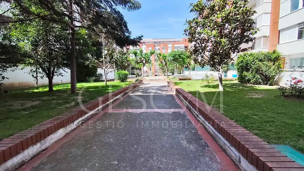 Vista exterior de Piso en venta en Sant Joan Despí con Parquet, Terraza y Balcón