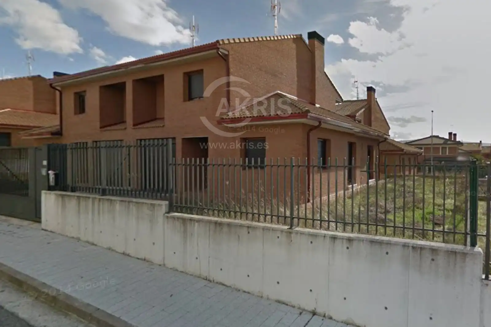 Vista exterior de Casa adosada en venta en Orkoien con Calefacción y Jardín privado
