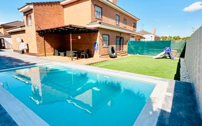 Piscina de Casa adosada en venda en Olías del Rey amb Aire condicionat, Jardí privat i Traster