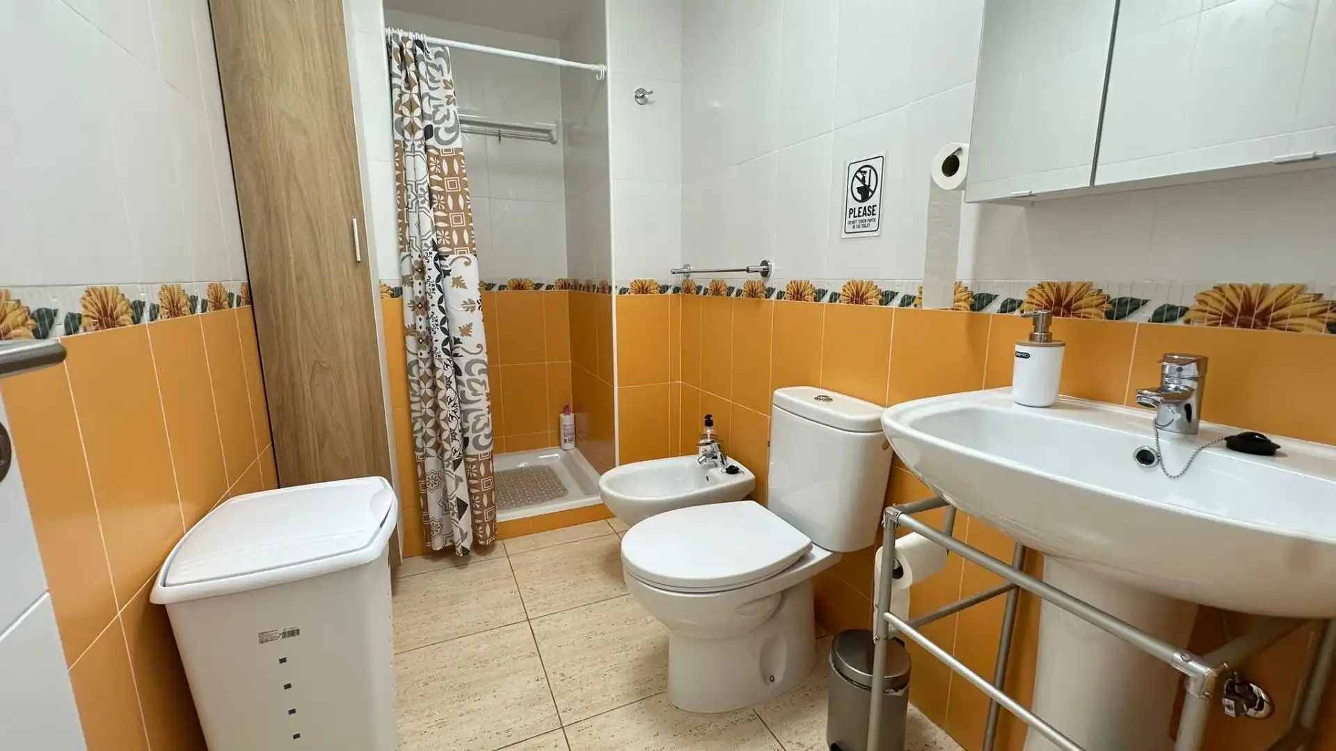 Bathroom of Flat for rent in Santa Lucía de Tirajana  with Parquet flooring