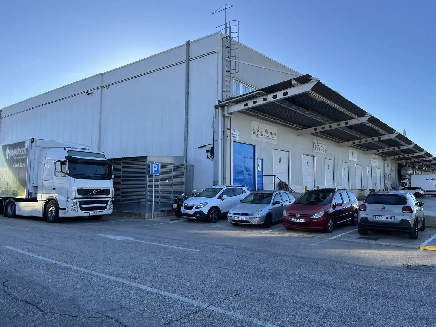 Außenansicht von Fabrikhallen zur Miete in Alicante / Alacant