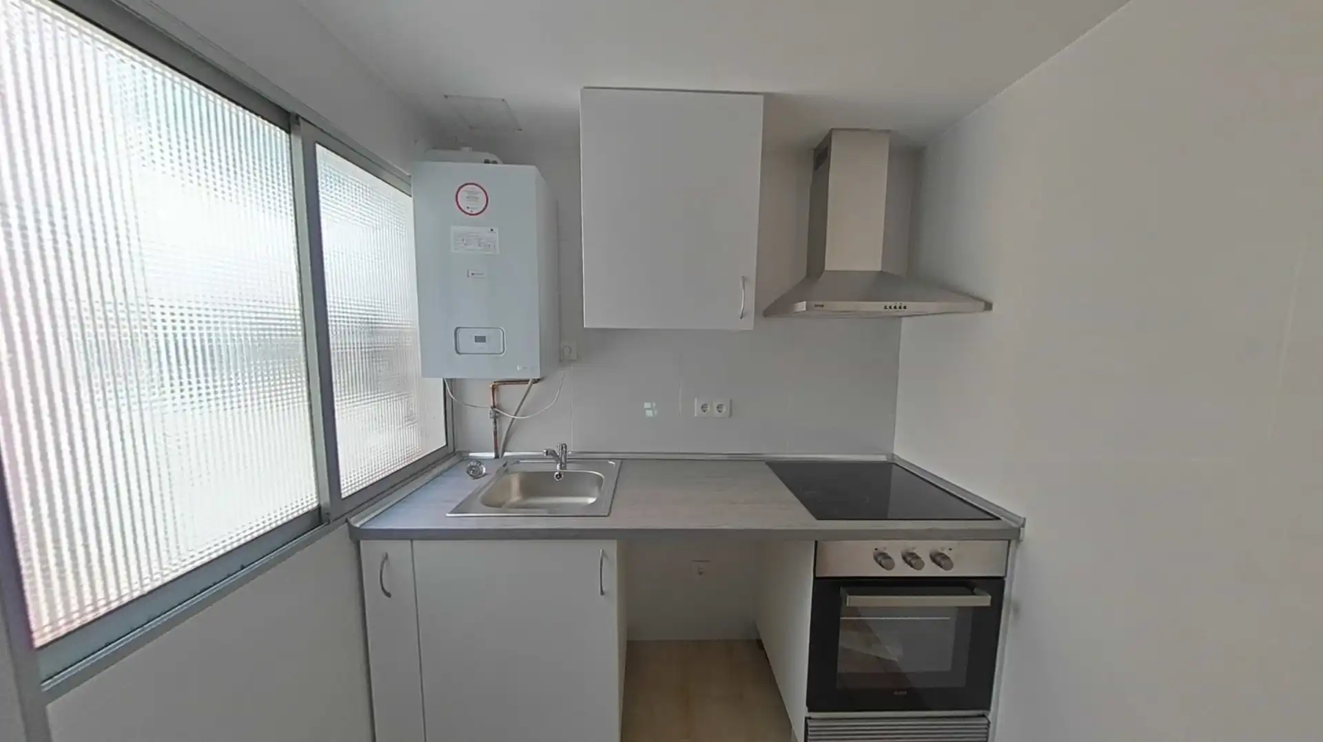 Kitchen of Flat for sale in Zaragoza  with Heating, Parquet flooring and Oven