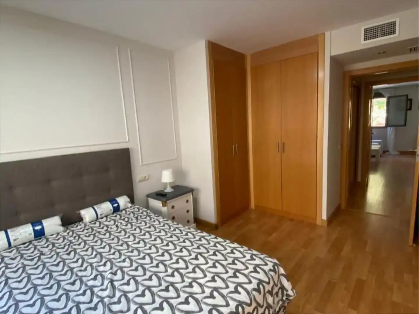 Dormitori de Pis de lloguer en Cáceres amb Aire condicionat, Parquet i Piscina