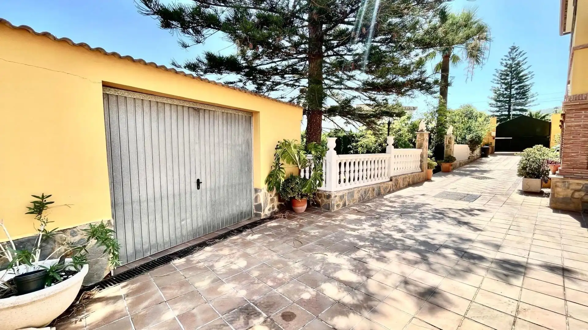 Vista exterior de Casa o xalet en venda en Alhaurín de la Torre amb Aire condicionat, Jardí privat i Terrassa