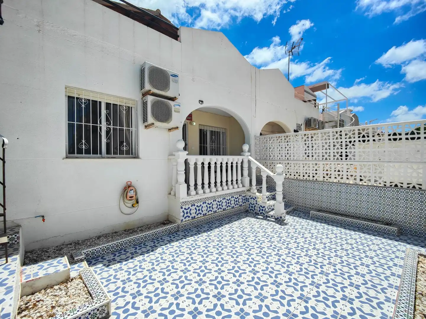 Terrasse von Einfamilien-Reihenhaus zum Verkauf in Torrevieja mit Klimaanlage, Privatgarten und Terrasse