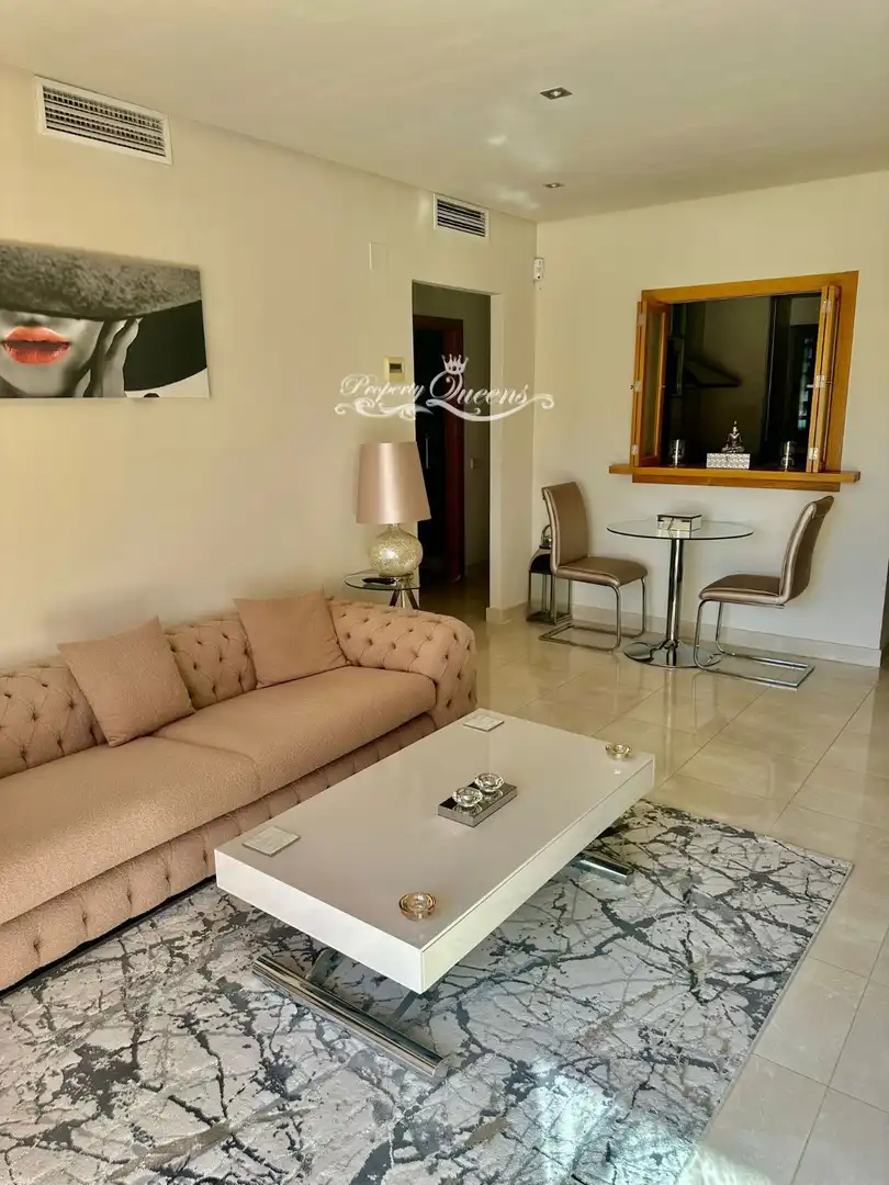 Sala d'estar de Pis de lloguer en Estepona amb Aire condicionat, Terrassa i Piscina