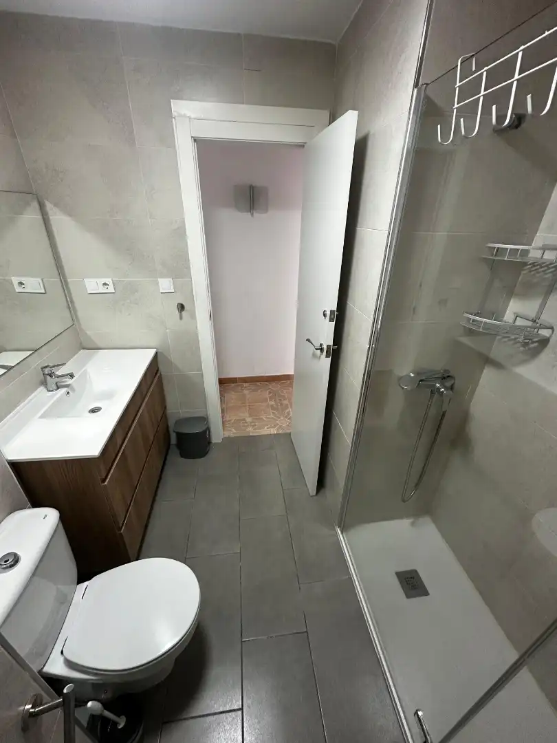 Badezimmer von Wohnung zur Miete in Jaén mit Klimaanlage und Möbliert