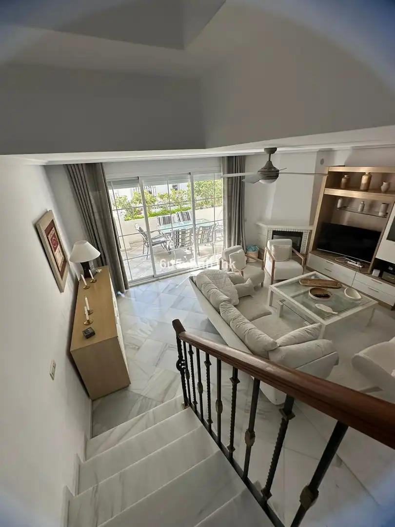 Sala d'estar de Casa adosada de lloguer en Marbella amb Aire condicionat, Jardí privat i Piscina