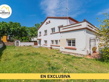 Xalet amb jardí en venda a Montserrat - El Passeig