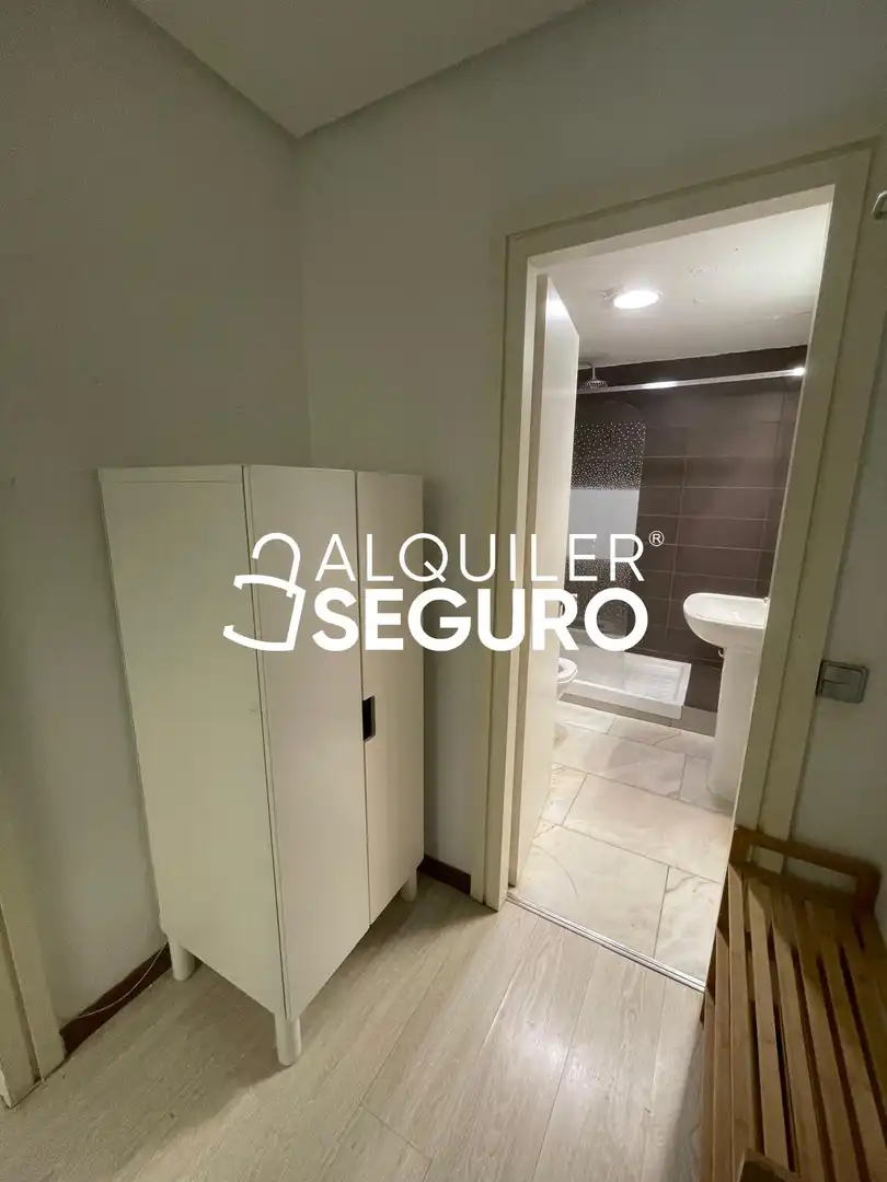 Bathroom of Flat for rent in Madrid  with Air Conditioner, Heating and Furnished