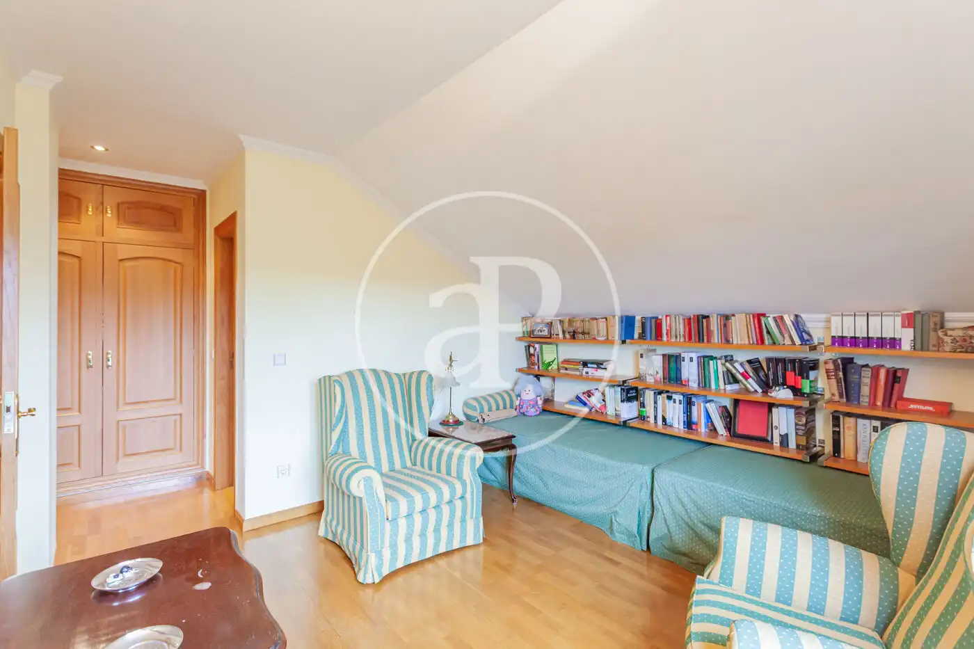 Sala d'estar de Casa o xalet en venda en Hoyo de Manzanares amb Calefacció, Jardí privat i Terrassa