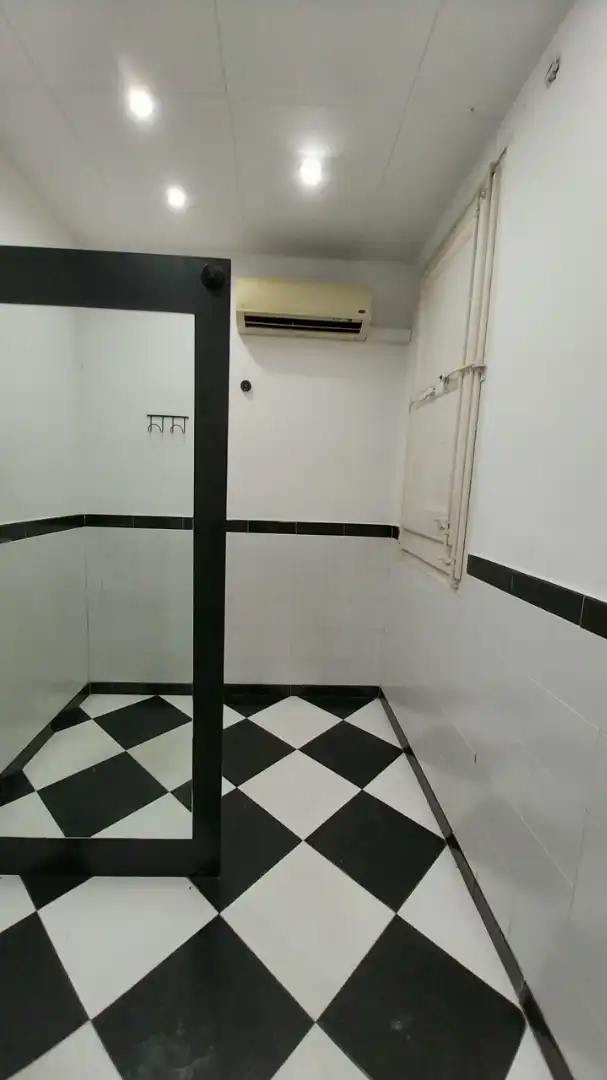 Badezimmer von Geschaftsraum zur Miete in Barcelona mit Klimaanlage und Heizung
