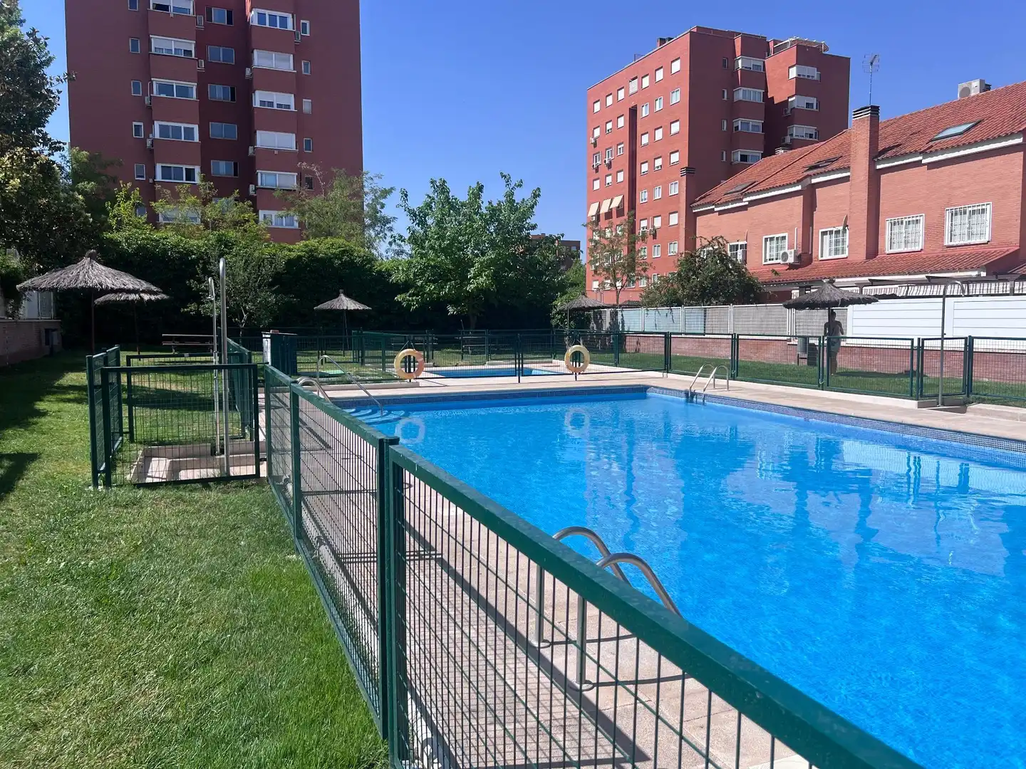 Piscina de Casa adosada en venta en Fuenlabrada con Aire acondicionado, Calefacción y Jardín privado