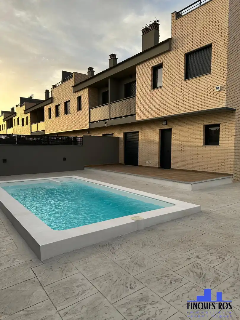 Piscina de Casa adosada en venta en Vinaròs con Aire acondicionado, Jardín privado y Terraza