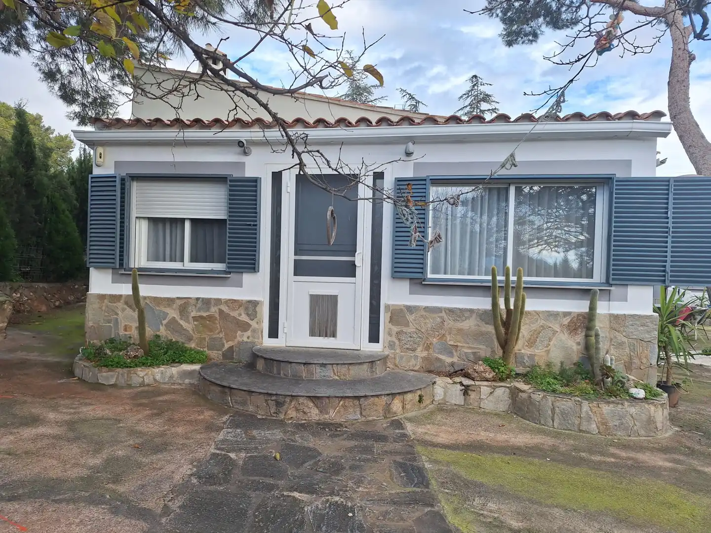Vista exterior de Finca rústica en venda en Alfara de la Baronia amb Aire condicionat, Jardí privat i Moblat