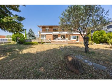 Casa amb jardí en venda a Via Ausetania