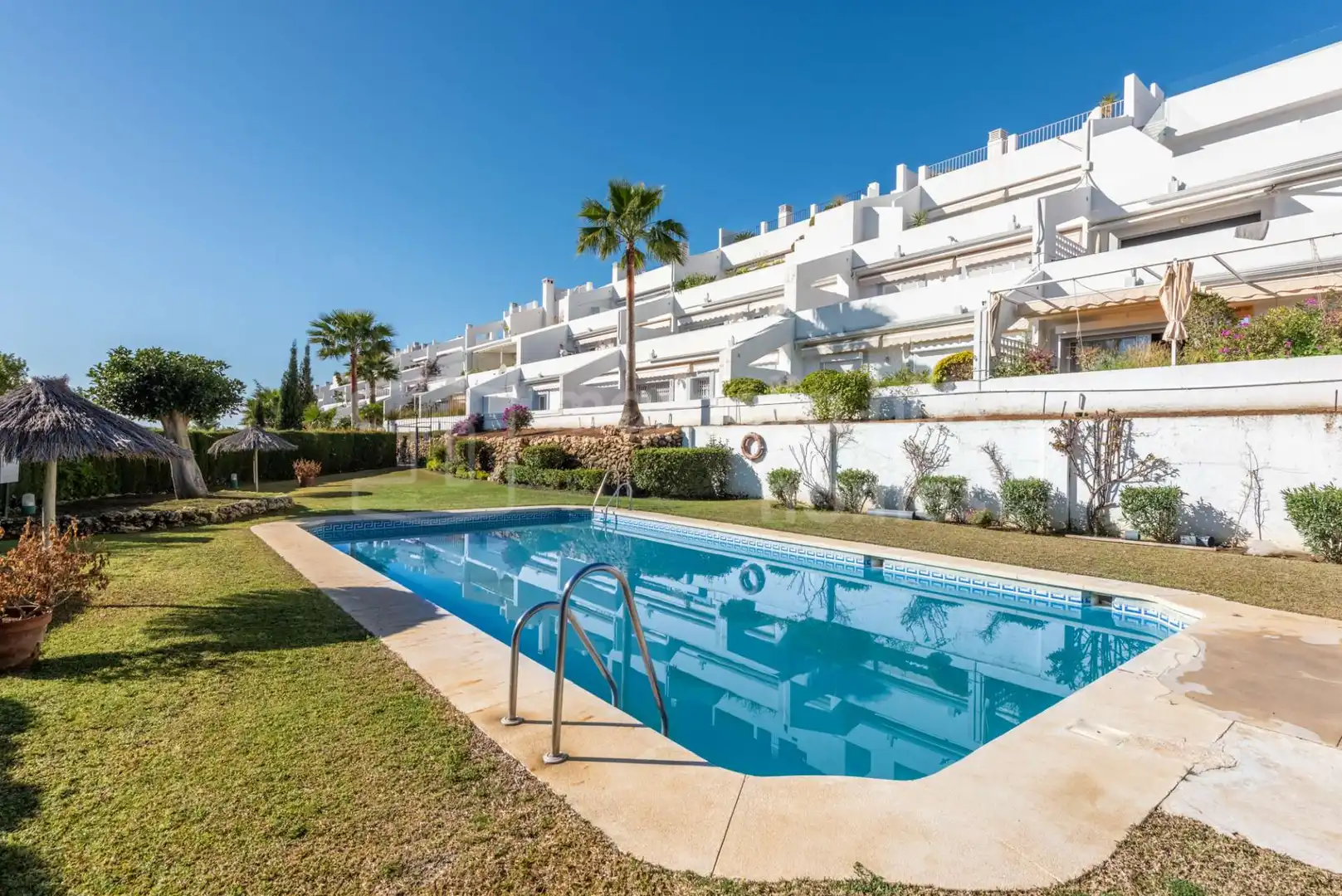 Apartment with pool for sale in La Quinta
