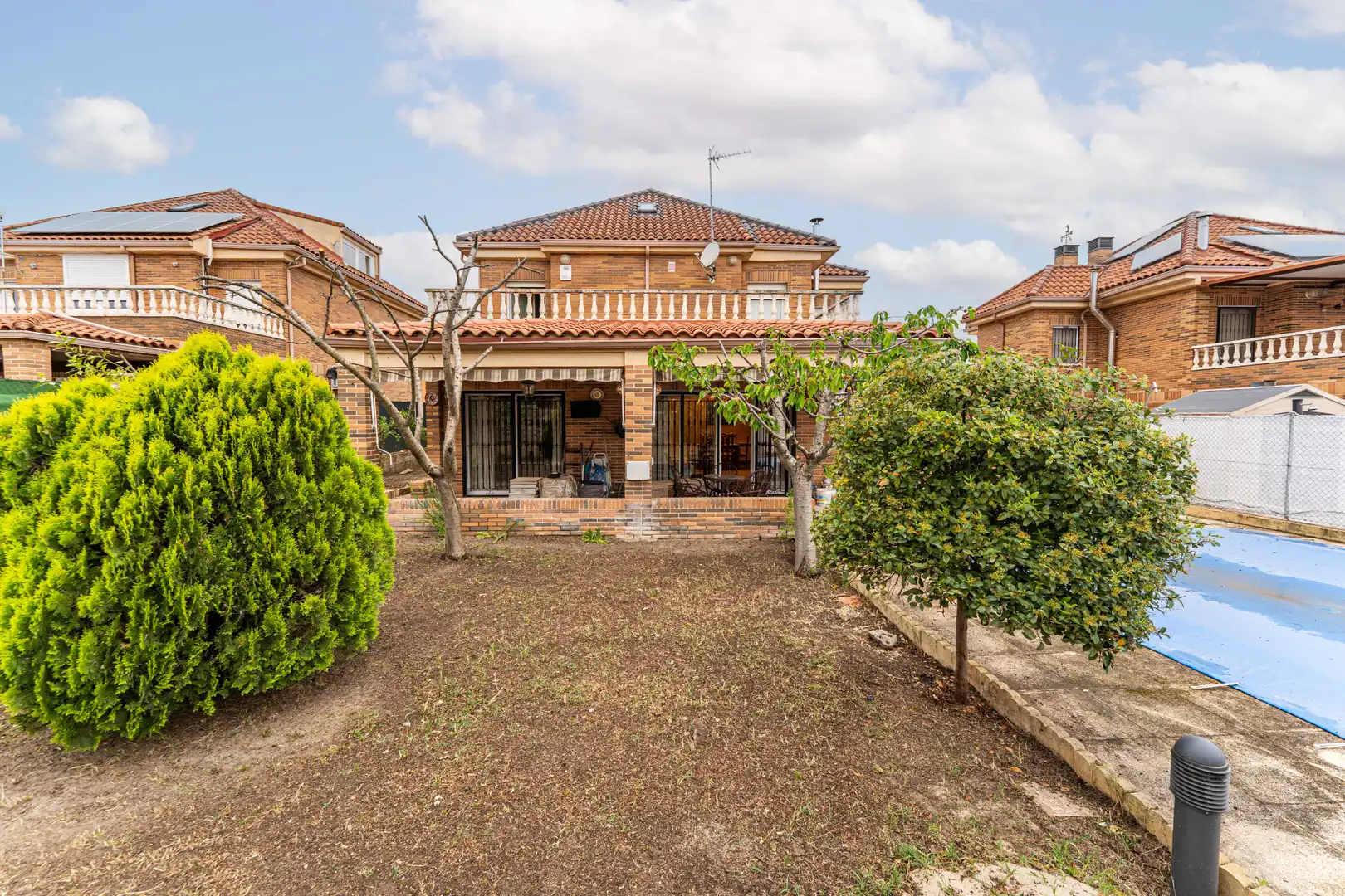 Vista exterior de Casa o xalet en venda en Serranillos del Valle amb Aire condicionat, Calefacció i Jardí privat