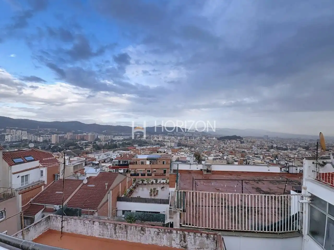Vista exterior de Piso en venta en Barcelona con Terraza y Trastero