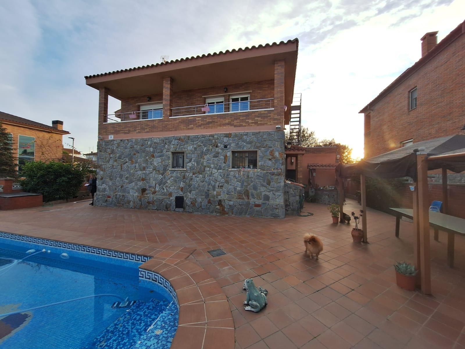 Swimming pool of Houses for sale in Santa Perpètua de Mogoda  with Air Conditioner, Private garden and Terrace