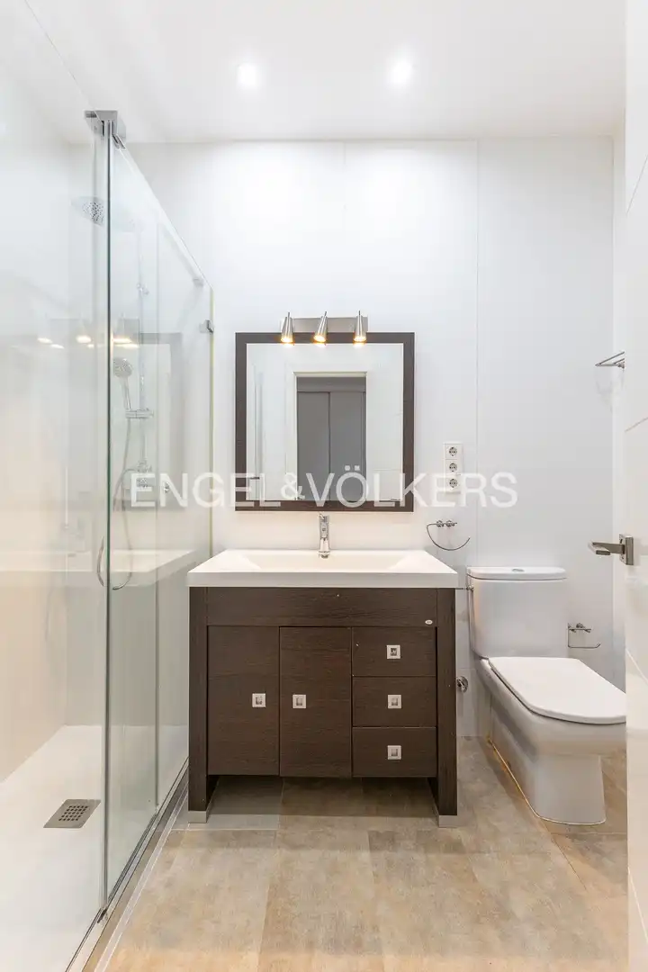 Badezimmer von Wohnung zur Miete in Madrid mit Heizung, Möbliert und Balkon