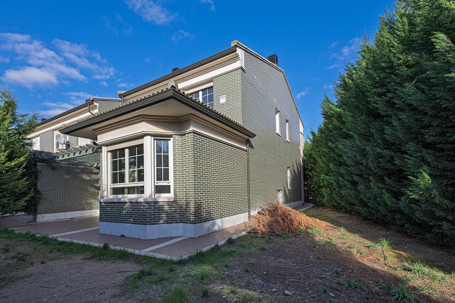 Exterior view of Single-family semi-detached for sale in Valladolid Capital  with Heating, Private garden and Terrace