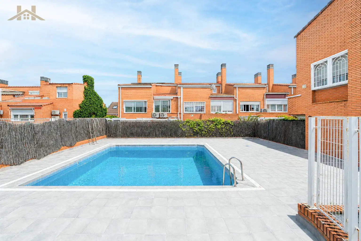 Schwimmbecken von Einfamilien-Reihenhaus zum Verkauf in Madrid mit Klimaanlage, Heizung und Terrasse