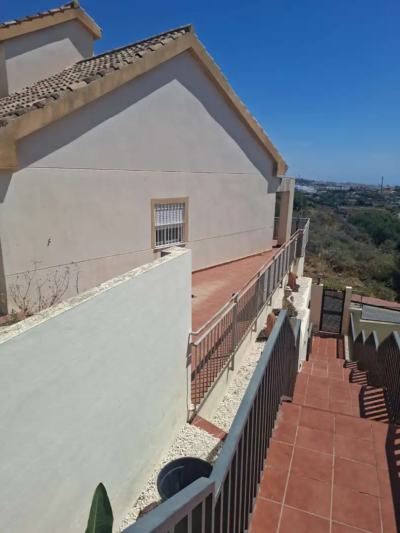 Vista exterior de Casa adosada en venda en Benalmádena amb Aire condicionat, Terrassa i Traster
